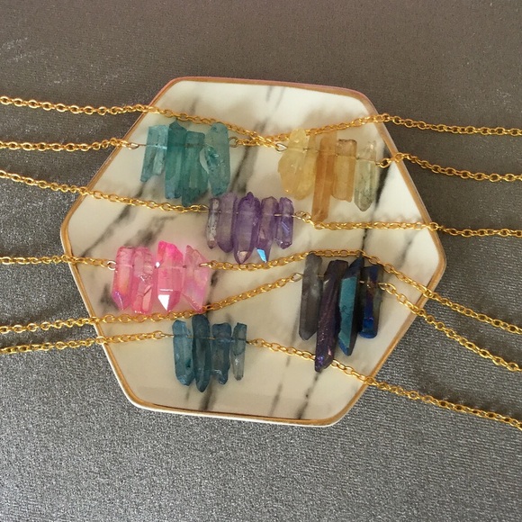 FREE SHIPPING ๐HP๐Crystal Luster Quartz Necklace - Picture 2 of 3